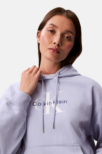 Paarse sweater met kap van Calvin Klein, met merklogo op de voorkant en trekkoorden met metalen uiteinden.