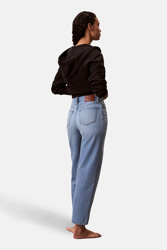 Jean en denim bleu clair coupe spéciale de Calvin Klein, avec une étiquette de marque en cuir marron à l'arrière.