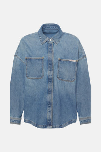 T-shirt en denim Calvin Klein, avec poches poitr et et longs manches.
