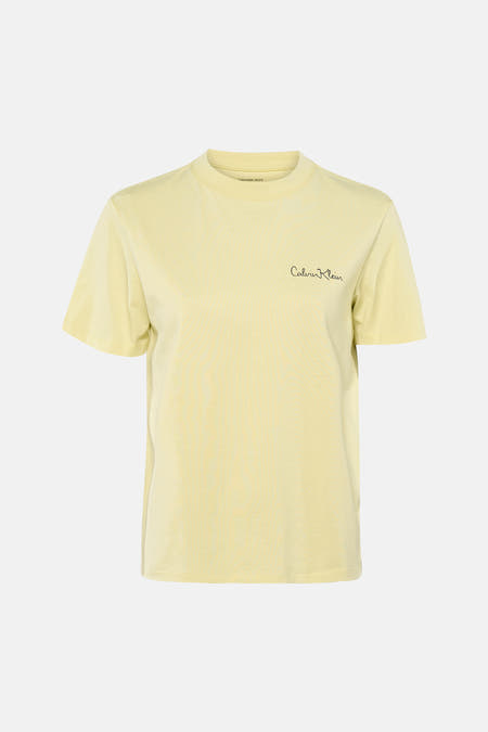 T-shirt jaune à manches courtes de Calvin Klein avec le logo en script sur la poitrine.