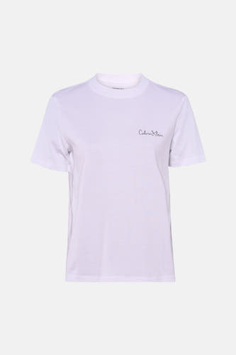 T-shirt blanc à manches courtes de Calvin Klein, avec un petit logo en forme de signature noire sur la poitrine.