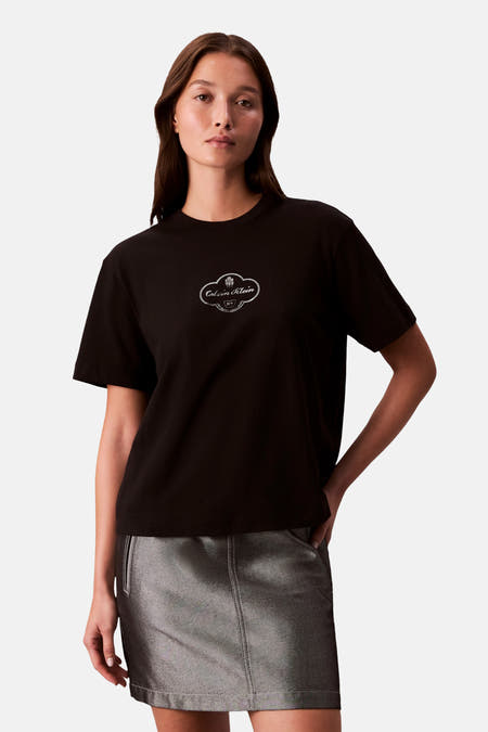 T-shirt noir à manches courtes de Calvin Klein, avec une impression de logo blanc sur la poitrine.