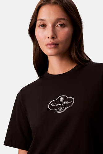 Zwart T-shirt met korte mouwen van Calvin Klein, met een witte logoprint op de borst.