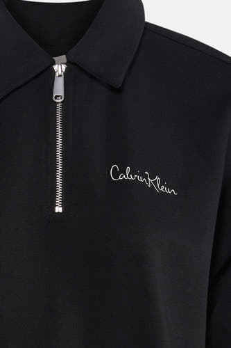 Zwarte sweater van Calvin Klein met ritssluiting en Calvin Klein logo op de voorkant.