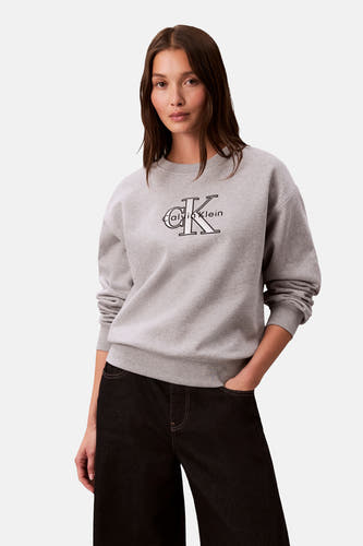 Pull-over gris de Calvin Klein, avec un grand logo CK sur la poitrine.