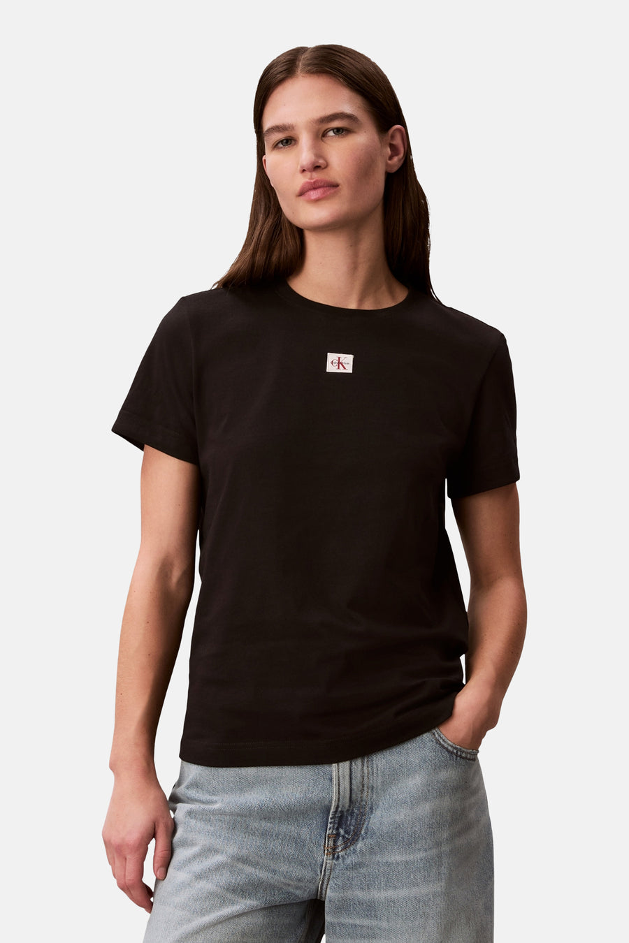 T-shirt noir Calvin Klein, porté avec un jean bleu.