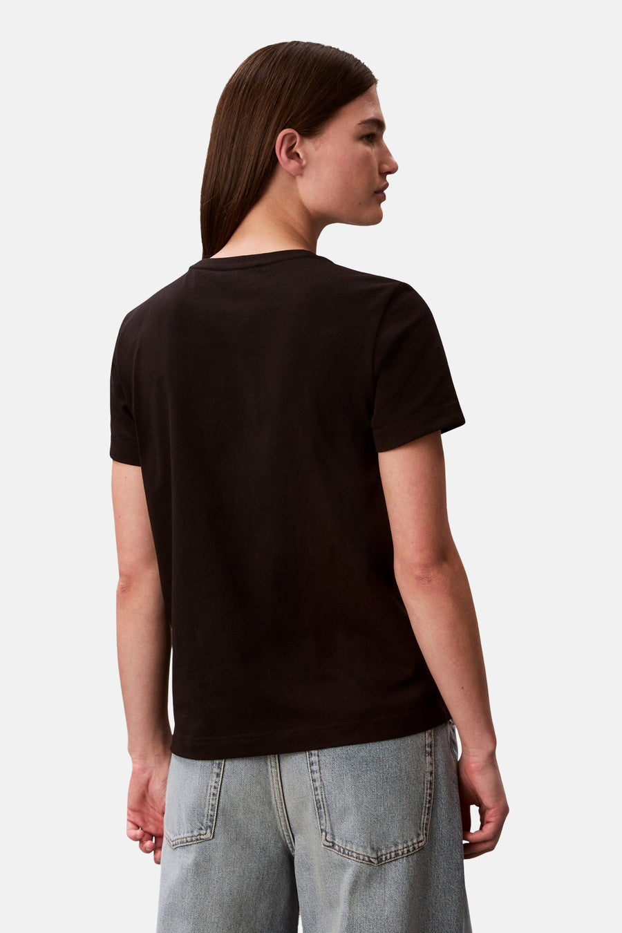 T-shirt noir Calvin Klein, vu de dos, associé à un jean.