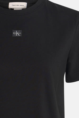 T-shirt noir à manches courtes de Calvin Klein Jeans avec un petit logo sur la poitrine.
