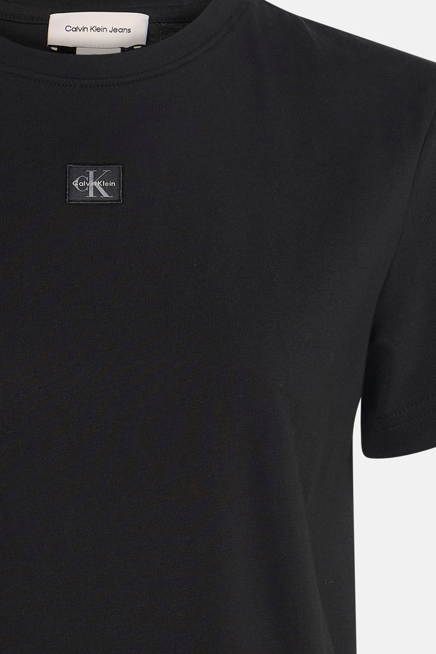 T-shirt noir à manches courtes de Calvin Klein Jeans avec un petit logo sur la poitrine.
