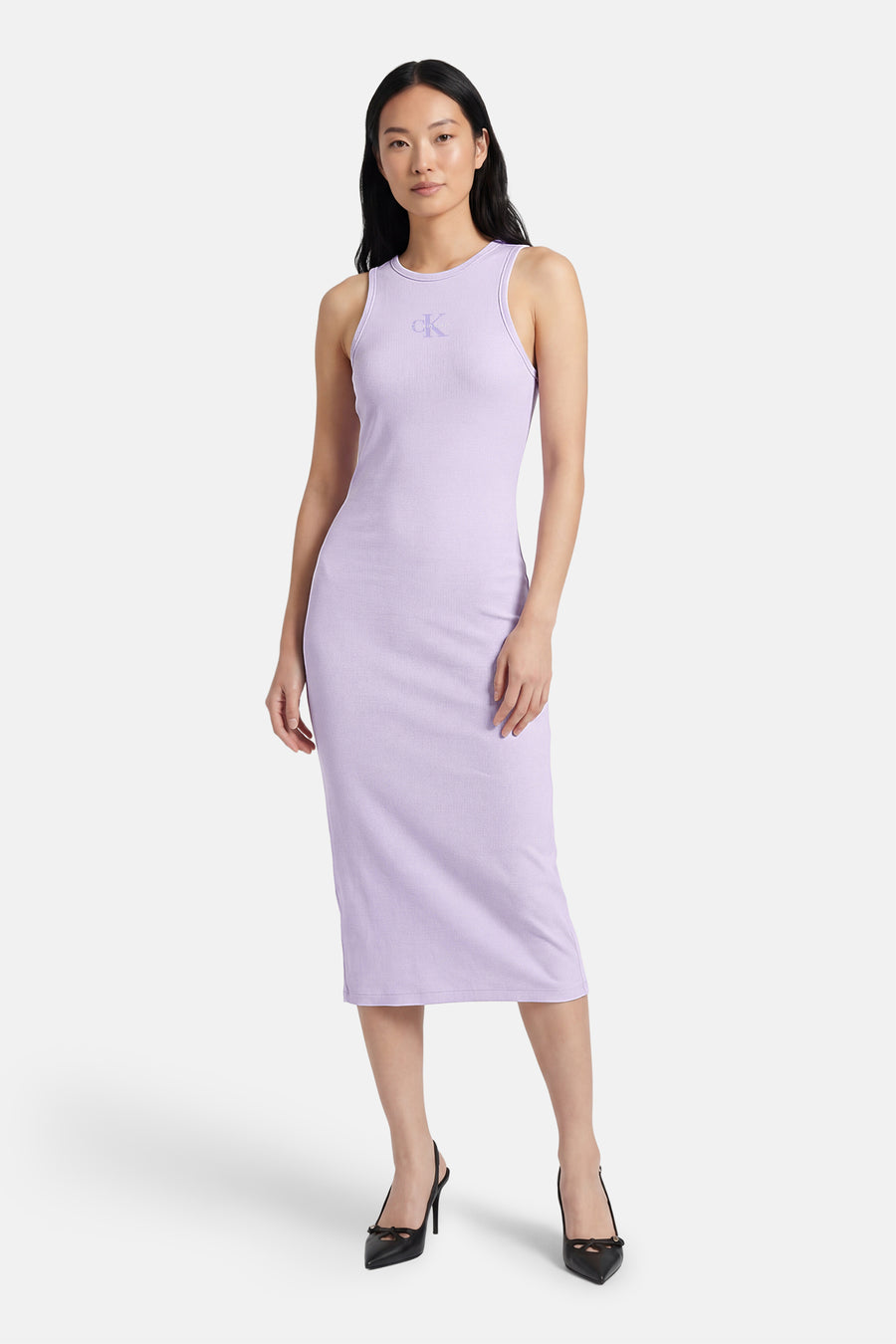 Robe violette sans manches Calvin Klein, avec une texture côtelée et un logo CK sur la poitrine.