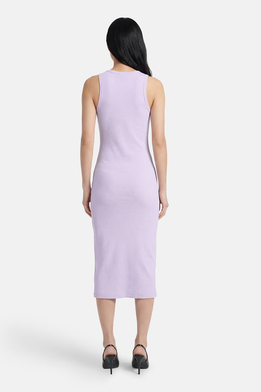 Robe courte violette à manches courtes de Calvin Klein, coupe ajustée jusqu'au genou avec col rond.