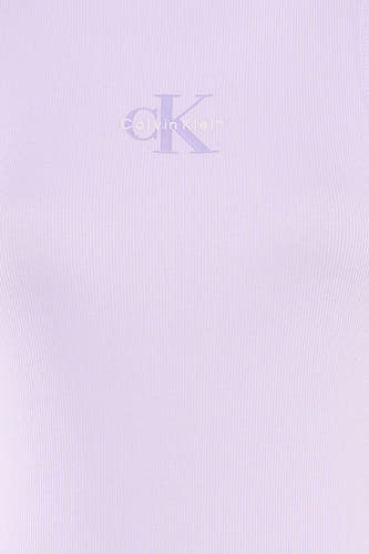 Robe violette à manches courtes de Calvin Klein, avec texture côtelée et un logo sur la poitrine.