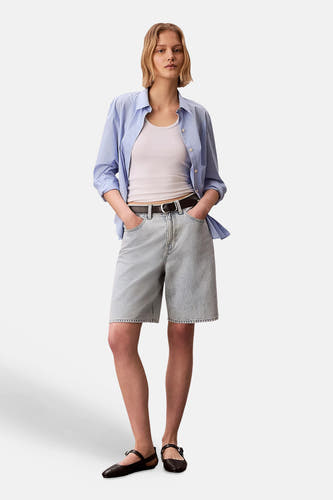 Korte, lichtblauwe denim short van Calvin Klein, met een riem en loszittend silhouet.
