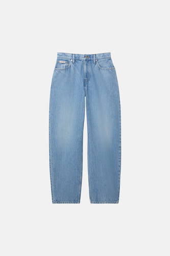 Jean en denim bleu clair coupe spéciale Calvin Klein, avec jambes larges et étiquette de marque sur la poche ticket.