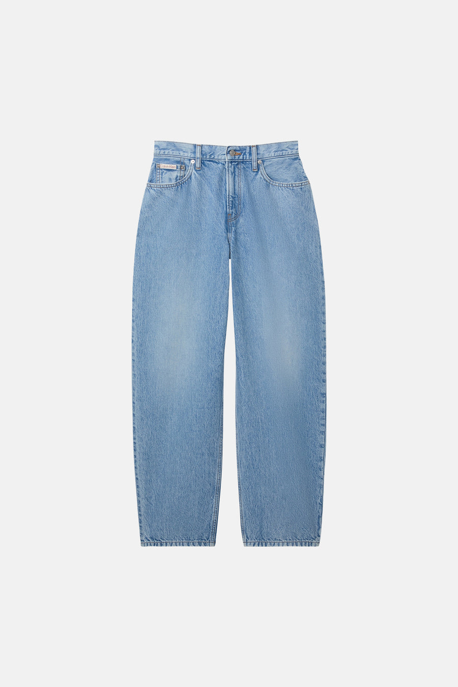 Jean en denim bleu clair coupe spéciale Calvin Klein, avec jambes larges et étiquette de marque sur la poche ticket.