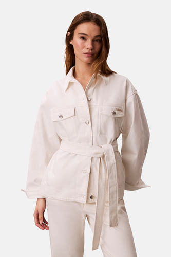 Kort off-white denim jack van Calvin Klein met lange mouwen, knoopsluiting en riem.