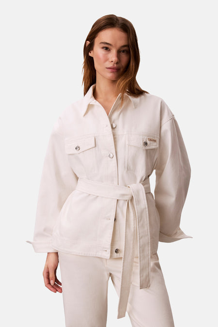 Kort off-white denim jack van Calvin Klein met lange mouwen, knoopsluiting en riem.
