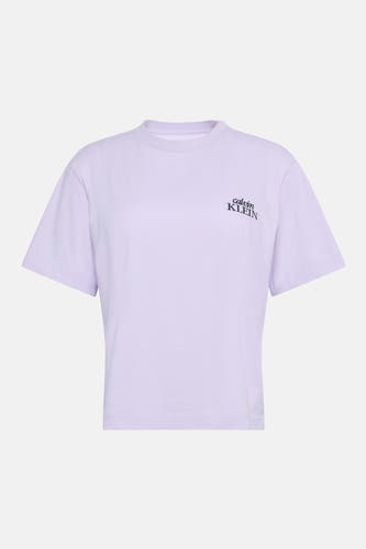 T-shirt violet à manches courtes Calvin Klein, avec un petit logo sur la poitrine.