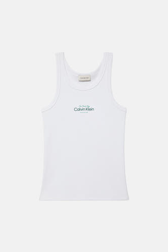 Débardeur blanc Calvin Klein, avec une texture côtelée et un logo de marque imprimé en vert.