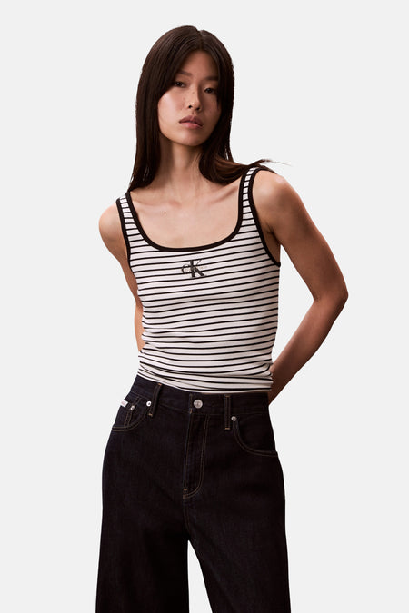 Débardeur multicolore Calvin Klein, à motif rayé, combiné avec un jean foncé.