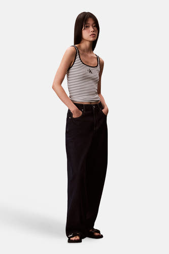 Débardeur multicolore Calvin Klein, avec un motif rayé et un petit logo sur la poitrine.