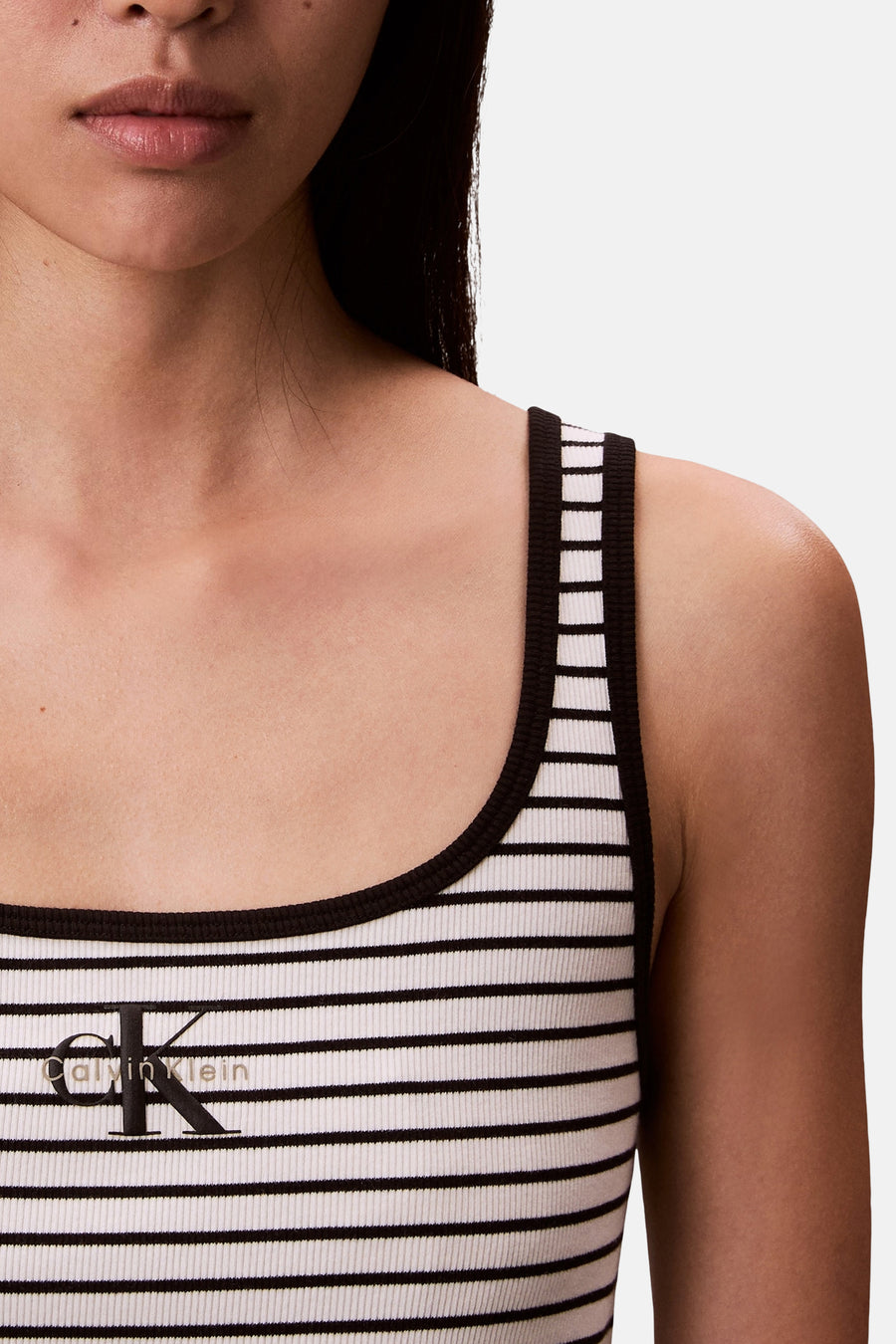 Débardeur multicolore Calvin Klein avec un motif à rayures horizontales et logo visible.