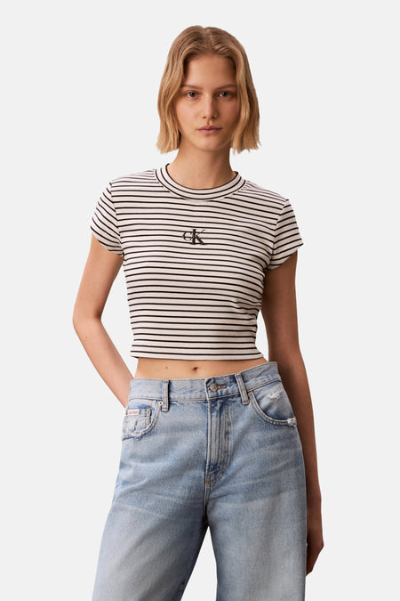 T-shirt multicolore de Calvin Klein, à manches courtes et à motif rayé, combiné avec un jean bleu.