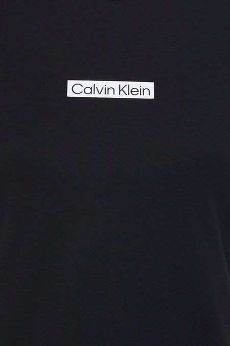 T-shirt noir à manches courtes de Calvin Klein, avec un petit carré de logo blanc.