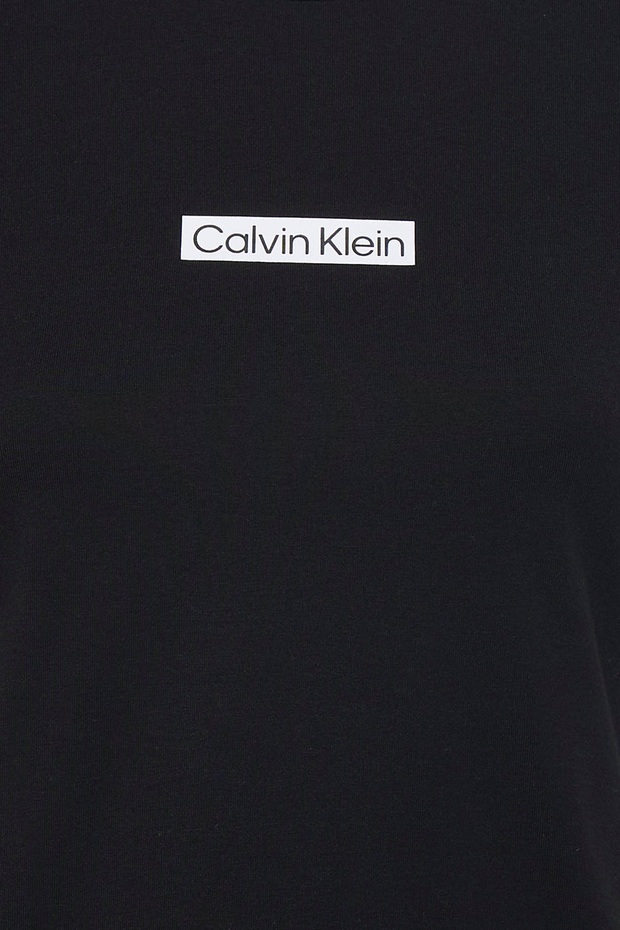 T-shirt noir à manches courtes de Calvin Klein, avec un petit carré de logo blanc.