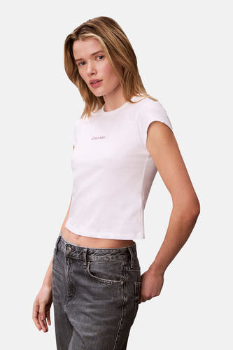 T-shirt blanc à manches courtes Calvin Klein, porté avec un jean gris.