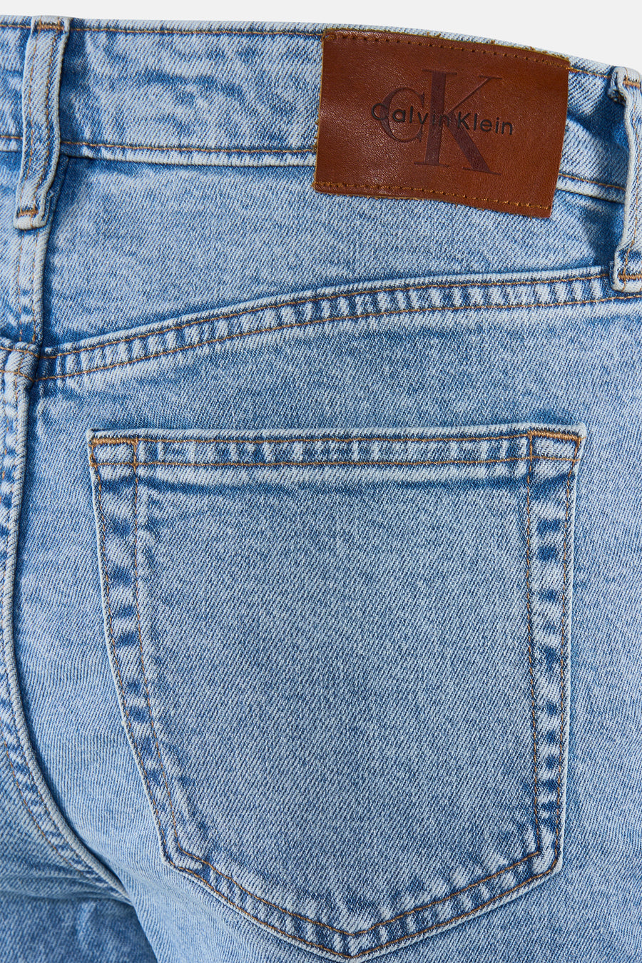 Lichtblauwe skinny bootcut jeans van Calvin Klein, met verbleekt denim, bruine naden en achterzakdetail