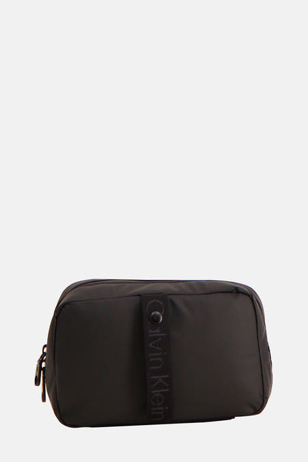 Toilettes noires Calvin Klein, avec fermeture éclair et logo.