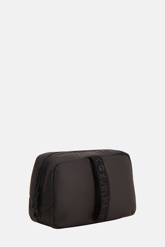 Toilettes noires Calvin Klein avec logo de marque sur la ceinture.