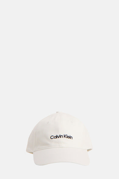 Casquette blanche de Calvin Klein, avec le nom de marque imprimé en noir.