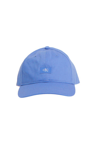 Casquette bleue Calvin Klein avec un petit logo CK brodé sur le devant, présentée en vue de face.
