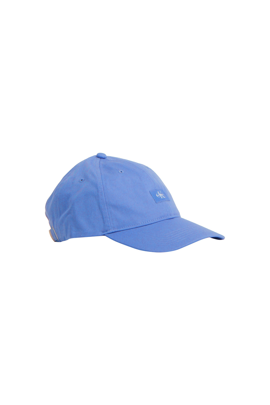 Casquette bleue Calvin Klein avec logo 'ck' brodé sur le devant, vue latérale.