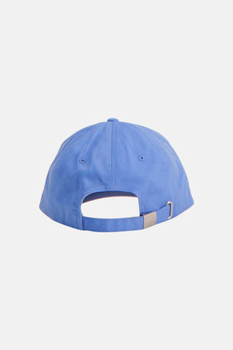 Casquette bleue Calvin Klein, avec vue sur l'arrière et sangle réglable avec boucle métallique.