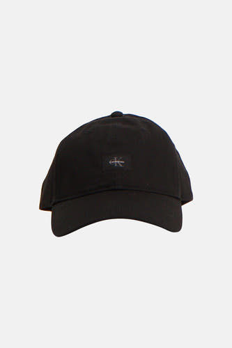 Vue arrière d'une casquette noire Calvin Klein avec une sangle réglable et une boucle argentée.