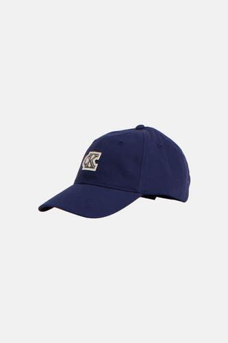 Casquette bleue Calvin Klein avec un logo brodé sur le devant.