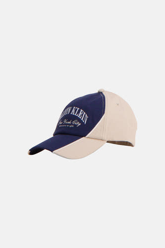 Casquette multicolore pour animal de compagnie de Calvin Klein avec visière bleue et logo de la marque en écriture élégante.