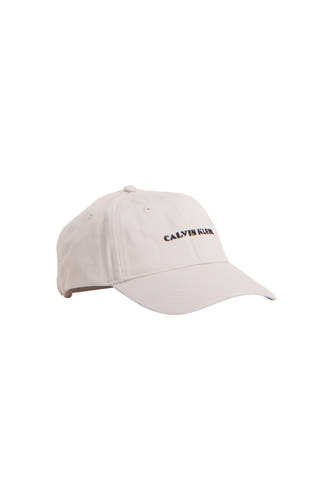 Casquette beige clair Calvin Klein avec broderie sombre 'CALVIN KLEIN' sur le devant, vue de côté.