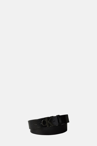 Ceinture noire de Calvin Klein avec une grande logo CK.