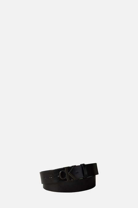Ceinture noire de Calvin Klein avec une grande logo CK.