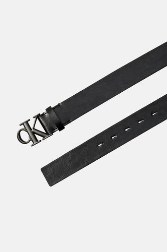 Ceinture noire de Calvin Klein, avec logo CK et boucles pour une forme ajustable.