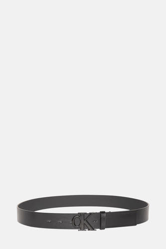 Ceinture noire de Calvin Klein avec un logo CK métallique sur la boucle.