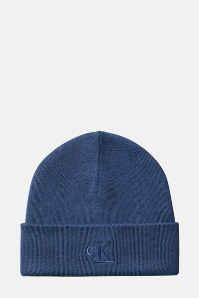 Casquette bleue Calvin Klein avec une texture fine tissée et un logo CK brodé.