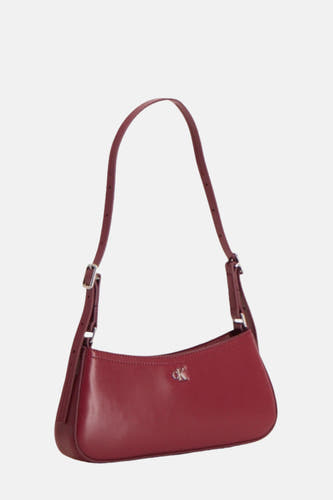 Sac à dos rouge de Calvin Klein, avec des sangles ajustables et un logo CK argenté.