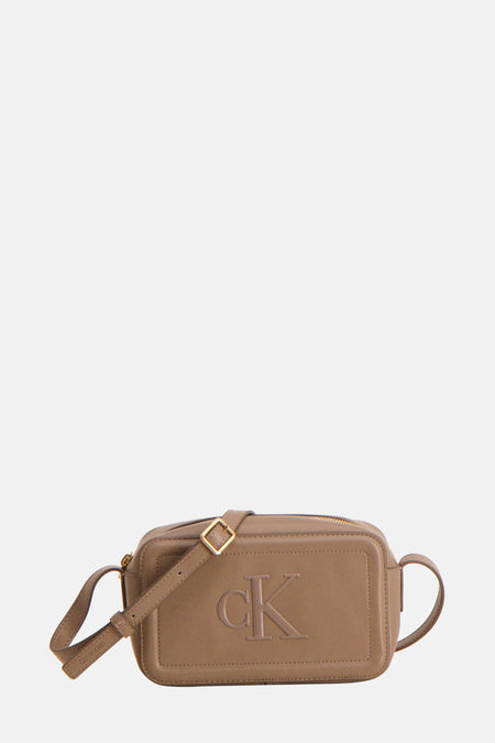 Taupekleurige Calvin Klein cameratas van leer.

