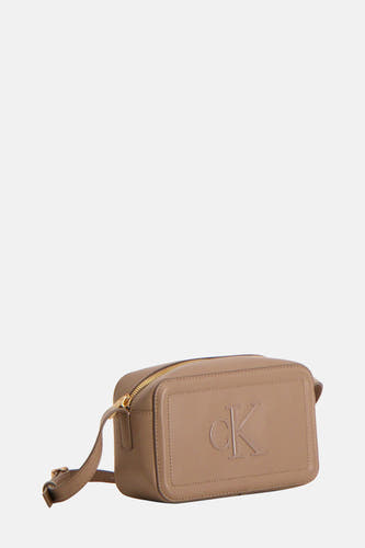 Veste épaules de Calvin Klein avec logo CK en relief et fermeture à glissière dorée.