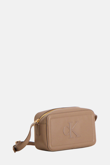 Bruine Calvin Klein cameratas met gouden ritssluiting en logo.